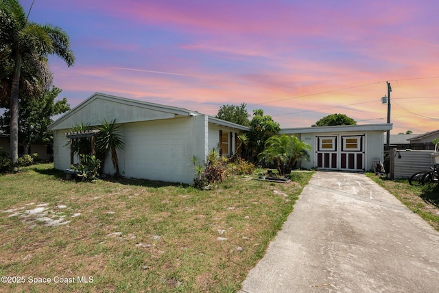 958 Beaumont Ln, Rockledge, FL 32955 - view of front of home featuring driveway and a lawn