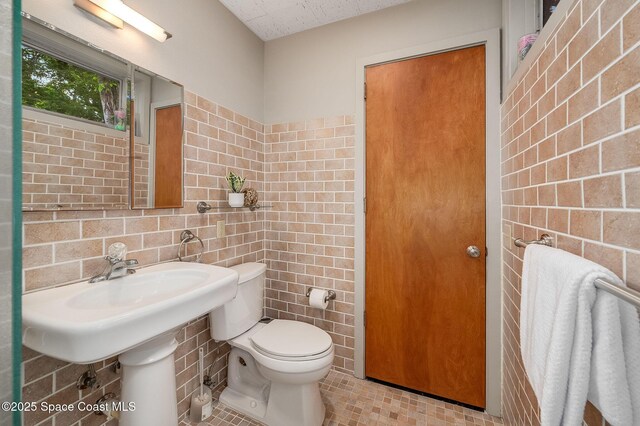 2318 Country Club Rd, Melbourne, FL 32901 - bathroom with tile walls and toilet