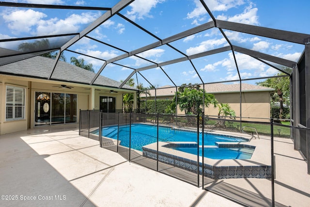 swimming pool with an in-ground hot tub, a ceiling fan, a patio area, and a lanai