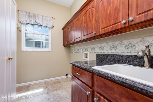 laundry area featuring washer hookup, cabinet space, and baseboards