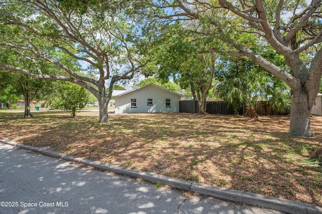 view of yard featuring fence