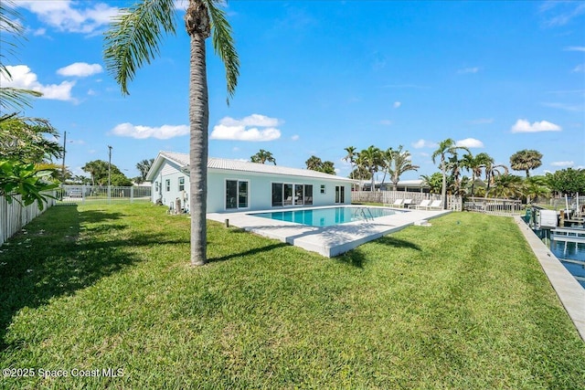 view of swimming pool
