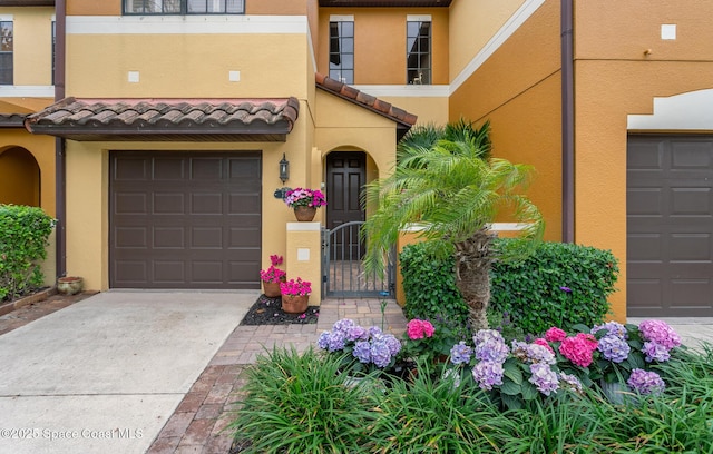 view of front of home featuring a garage, driveway, and stucco siding