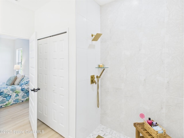 8116 97th Ct, Vero Beach, FL 32967 - ensuite bathroom with wood finished floors, a tile shower, and a closet