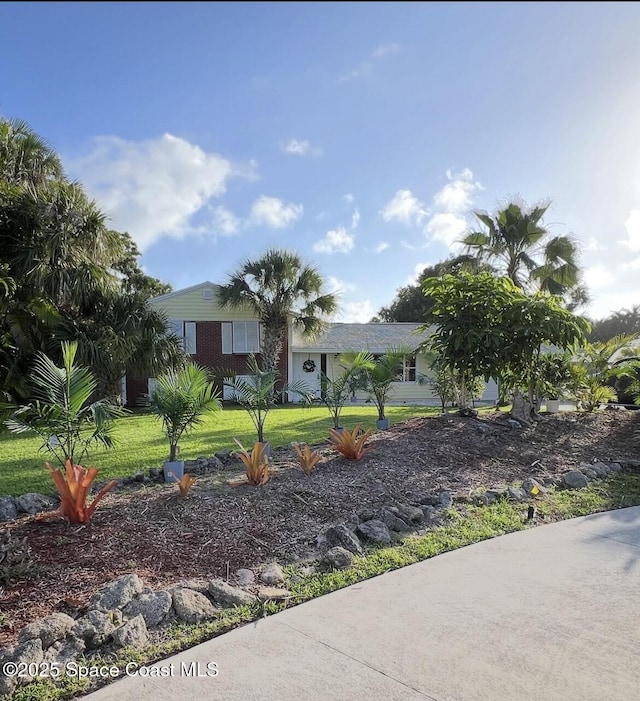 2007 Oak St, Melbourne Beach, FL 32951 - view of front facade with a front yard