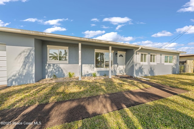 ranch-style house featuring a front yard and stucco siding