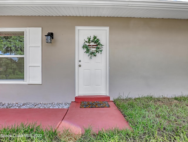 view of exterior entry featuring stucco siding