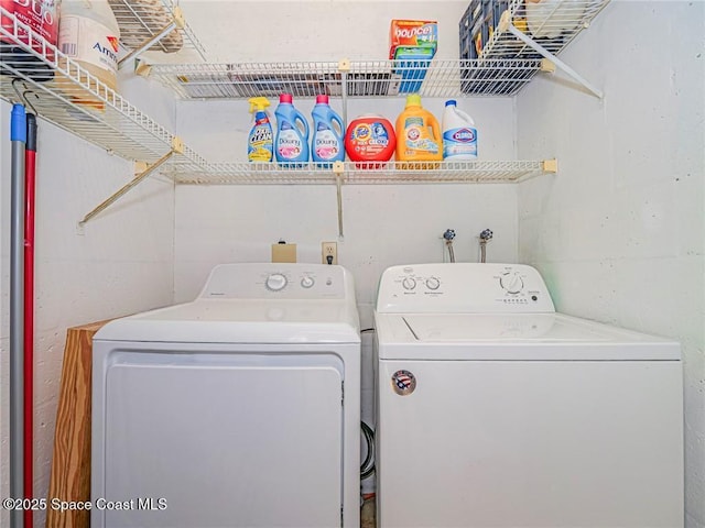 18 Vista Palm Ln Unit 102, Vero Beach, FL 32962 - laundry area featuring washing machine and dryer