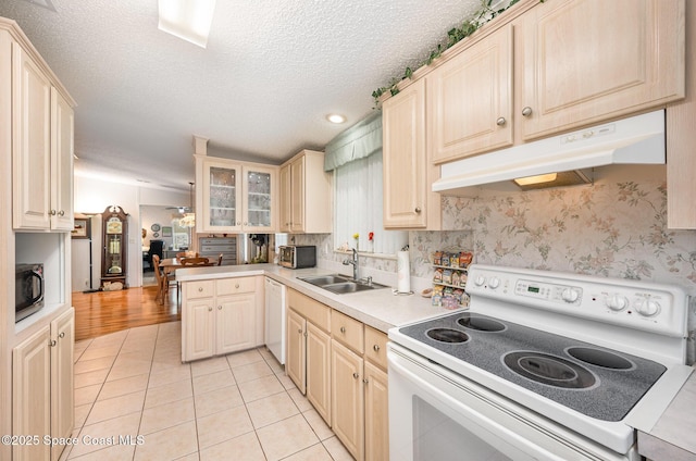 7685 Fox Hunter Cir, Micco, FL 32976 - kitchen with white appliances, under cabinet range hood, a sink, light tile patterned floors, and a textured ceiling