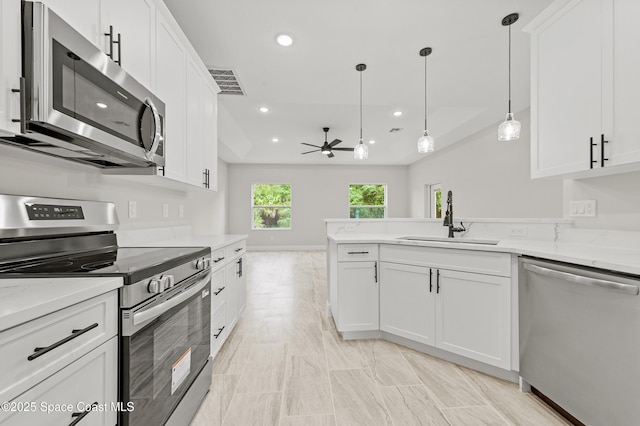 8286 100th Ave, Vero Beach, FL 32967 - kitchen with stainless steel appliances, a sink, a ceiling fan, recessed lighting, and a peninsula