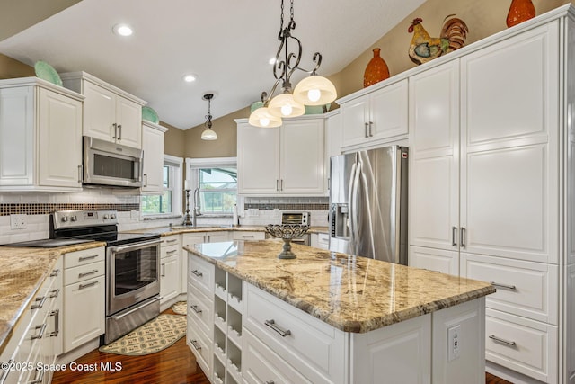 3360 Fort Sumter St, Melbourne, FL 32934 - kitchen with appliances with stainless steel finishes, a sink, lofted ceiling, recessed lighting, and a kitchen island