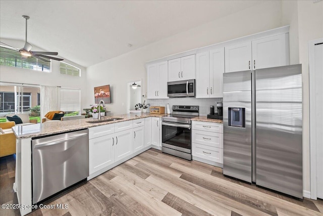 3046 Sebastian Ln, Melbourne, FL 32935 - kitchen featuring stainless steel appliances, a sink, a peninsula, a ceiling fan, and backsplash