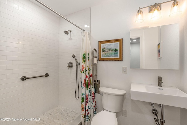118 S Indian Cir, Cocoa, FL 32922 - bathroom with toilet and tiled shower