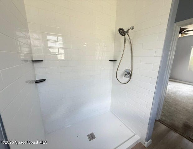 982 Colonial Ave SE, Palm Bay, FL 32909 - bathroom featuring a tile shower