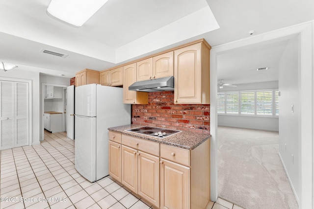 345 Dorset Dr, Cocoa Beach, FL 32931 - kitchen with under cabinet range hood, light brown cabinets, electric cooktop, a ceiling fan, and tasteful backsplash