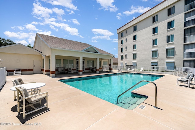 1410 Huntington Ln Unit 1204, Rockledge, FL 32955 - community pool featuring a patio area and outdoor lounge area