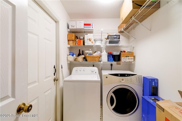 749 Tulip Dr, Sebastian, FL 32958 - laundry area featuring washing machine and clothes dryer