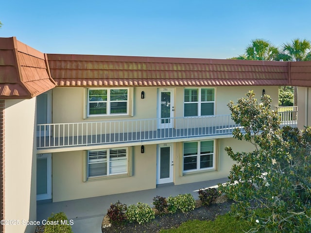 70 Royal Oak Ct Unit 206, Vero Beach, FL 32962 - view of front property with stucco siding, a balcony, and a pergola
