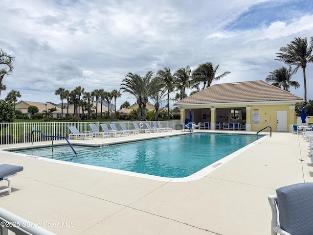 274 Clyde St, Melbourne Beach, FL 32951 - community pool with a patio