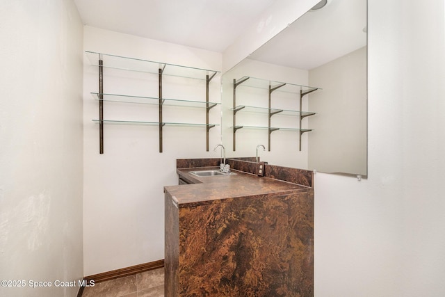 4121 Mustang Rd, Melbourne, FL 32934 - indoor wet bar featuring baseboards