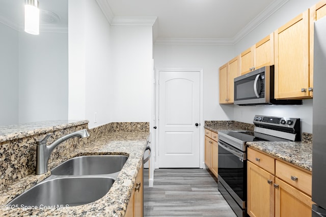 6421 Borasco Dr Unit 3208, Melbourne, FL 32940 - kitchen with stainless steel appliances, a sink, light brown cabinets, crown molding, and light wood-style floors
