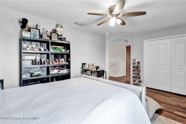 121 Amherst Ln, Sebastian, FL 32958 - bedroom featuring arched walkways, wood finished floors, a closet, and ceiling fan
