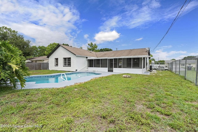 822 Lamplighter Dr NW, Palm Bay, FL 32907 - back of property featuring a sunroom and stucco siding