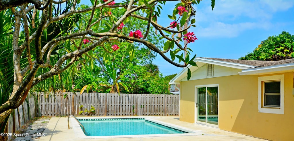 1104 Sioux Dr, Indian Harbour Beach, FL 32937 - view of swimming pool with a fenced backyard and a patio area