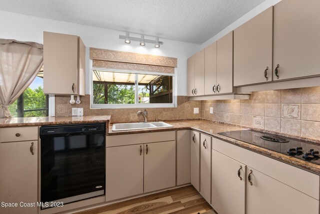 105 Osprey Ct, Melbourne, FL 32940 - kitchen featuring black appliances, a sink, backsplash, a textured ceiling, and light wood-type flooring