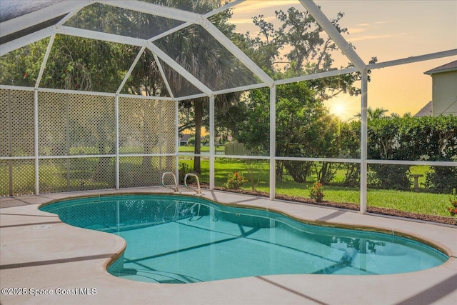 1090 Spring Oak Dr, Melbourne, FL 32901 - swimming pool with a lanai