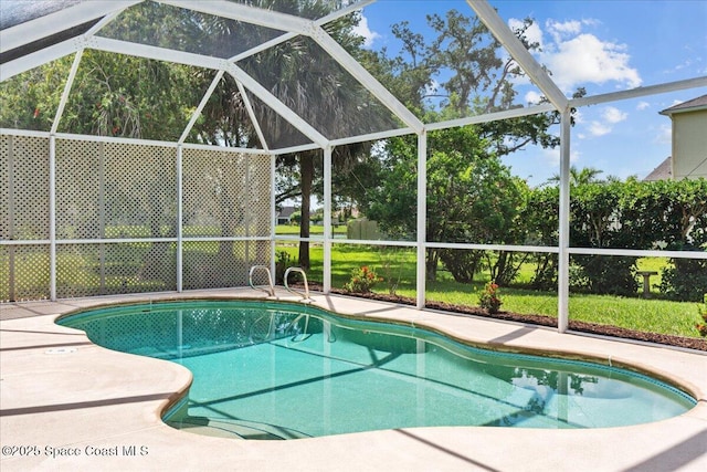 1090 Spring Oak Dr, Melbourne, FL 32901 - swimming pool featuring a lanai