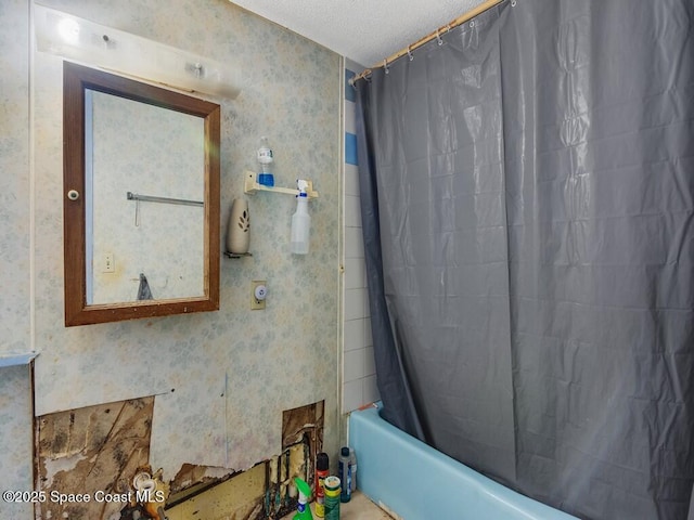 308 N 18th Ct, Ft Pierce, FL 34950 - full bath with shower / bathtub combination with curtain and wallpapered walls