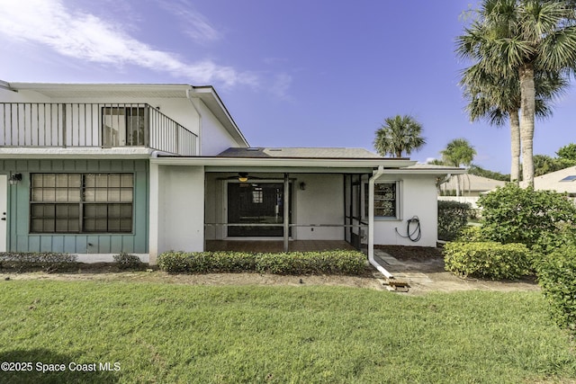 290 Paradise Blvd Unit 61, Indialantic, FL 32903 - view of front facade featuring a front yard, stucco siding, and a balcony
