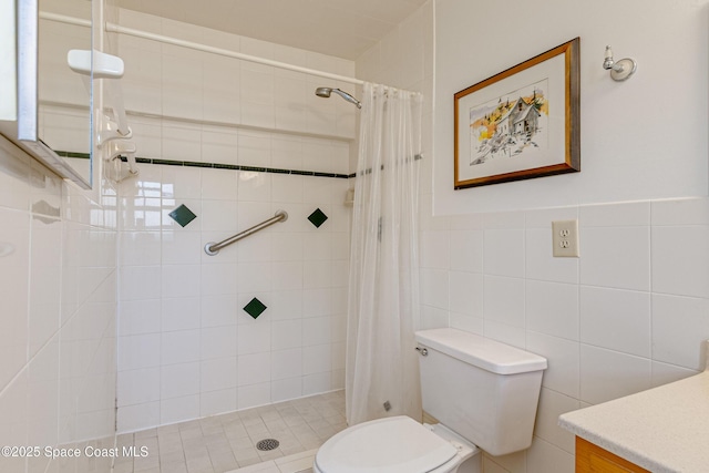 290 Paradise Blvd Unit 61, Indialantic, FL 32903 - full bath featuring toilet, tiled shower, vanity, and tile walls