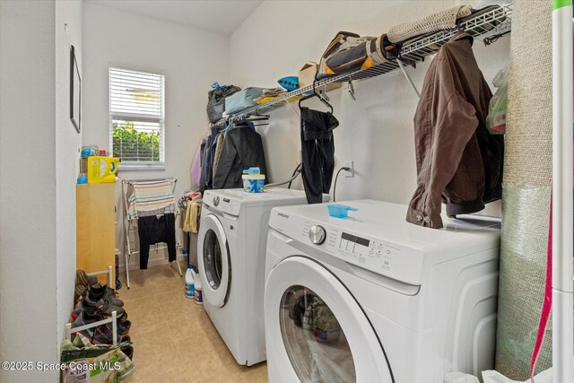 2770 Grand Isle Way SW, Vero Beach, FL 32968 - laundry area featuring washing machine and clothes dryer and light tile patterned floors