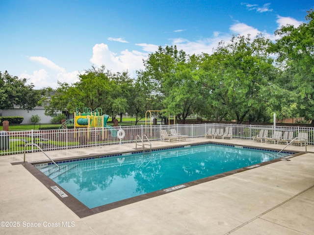 9525 Southern Garden Cir, Altamonte Springs, FL 32714 - community pool featuring a patio area