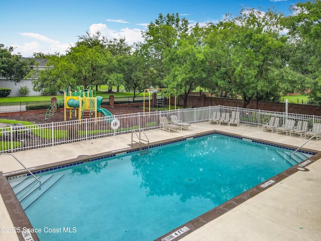 9525 Southern Garden Cir, Altamonte Springs, FL 32714 - community pool with a patio area