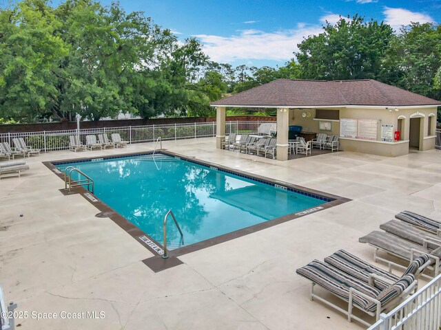 9525 Southern Garden Cir, Altamonte Springs, FL 32714 - community pool with a patio