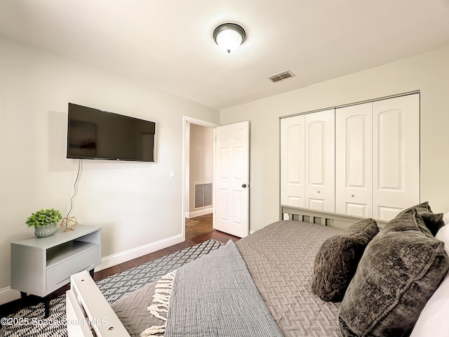 10360 Crystal Point Dr, Orlando, FL 32825 - bedroom featuring baseboards, a closet, and wood finished floors