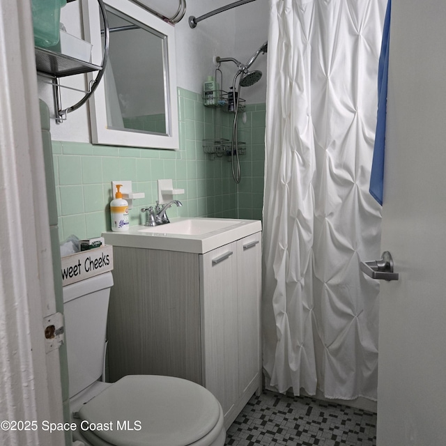 935 S Atlantic Ave Unit 234, Daytona Beach, FL 32118 - bathroom featuring toilet, curtained shower, tile walls, and vanity