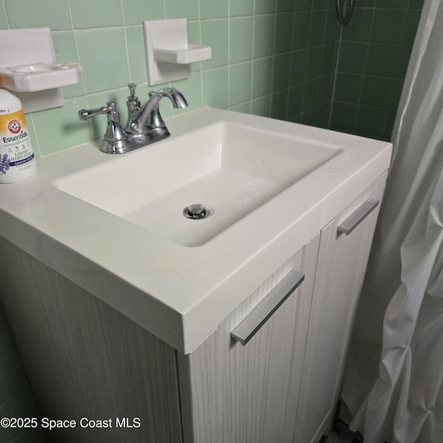 935 S Atlantic Ave Unit 234, Daytona Beach, FL 32118 - full bath featuring tasteful backsplash, vanity, tile walls, and a shower with shower curtain