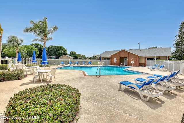 1020 S Fork Cir, Melbourne, FL 32901 - community pool with a patio