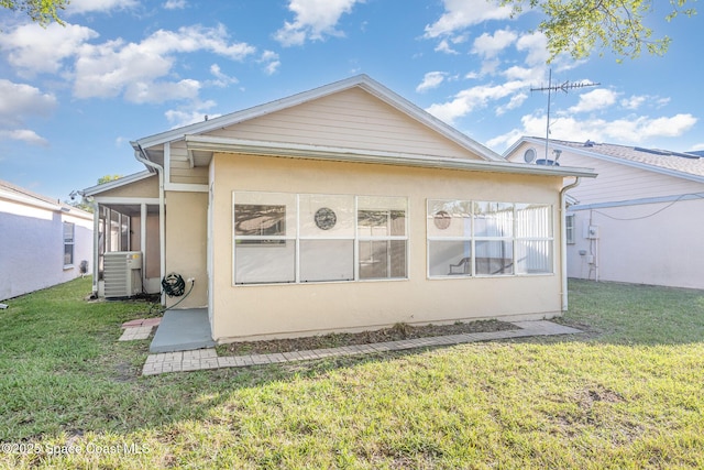 914 S Fork Cir, Melbourne, FL 32901 - rear view of property featuring a sunroom, a yard, and stucco siding