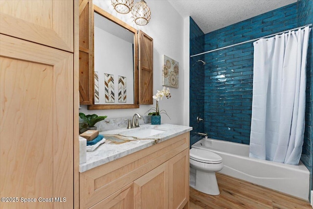 833 Paddleboard Ct, Melbourne, FL 32935 - bathroom with vanity, wood finished floors, shower / bath combo, and a textured ceiling