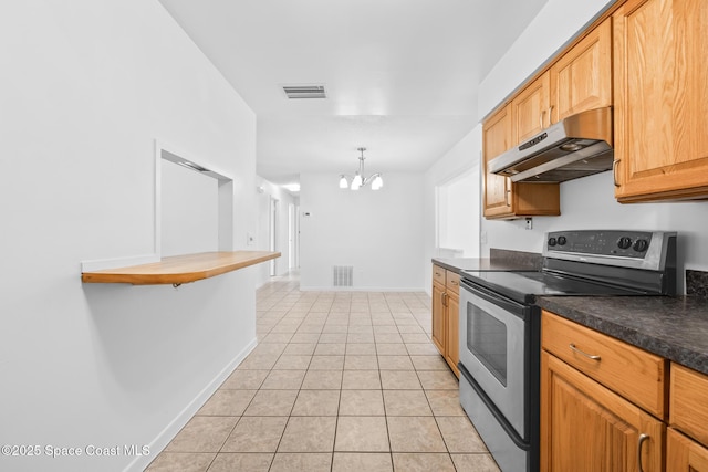 2812 Denison Ct, Cocoa, FL 32926 - kitchen featuring stainless steel electric range, under cabinet range hood, a chandelier, dark countertops, and light tile patterned floors