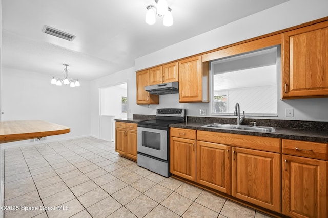 2812 Denison Ct, Cocoa, FL 32926 - kitchen with stainless steel range with electric cooktop, under cabinet range hood, a chandelier, light tile patterned floors, and dark countertops