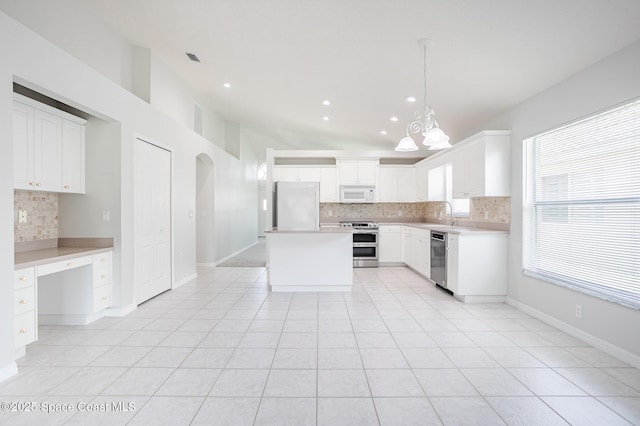 621 Misty Creek Dr, Melbourne, FL 32940 - kitchen with appliances with stainless steel finishes, tasteful backsplash, light countertops, hanging light fixtures, and recessed lighting
