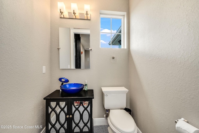 4554 Preservation Cir, Melbourne, FL 32934 - half bath featuring a textured wall and vanity