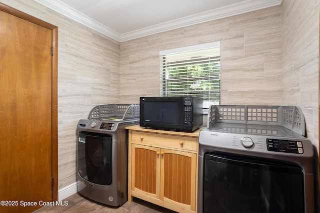 716 Endicott Rd, Melbourne, FL 32940 - kitchen featuring black microwave, washer and dryer, crown molding, wood finished floors, and light countertops