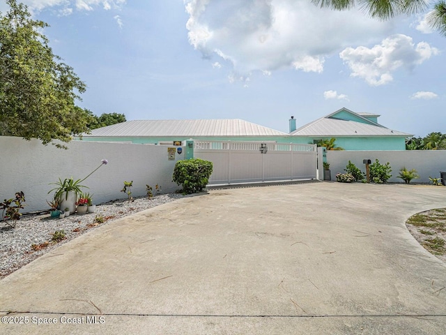 406 9th Ct, Vero Beach, FL 32962 - exterior space with a gate